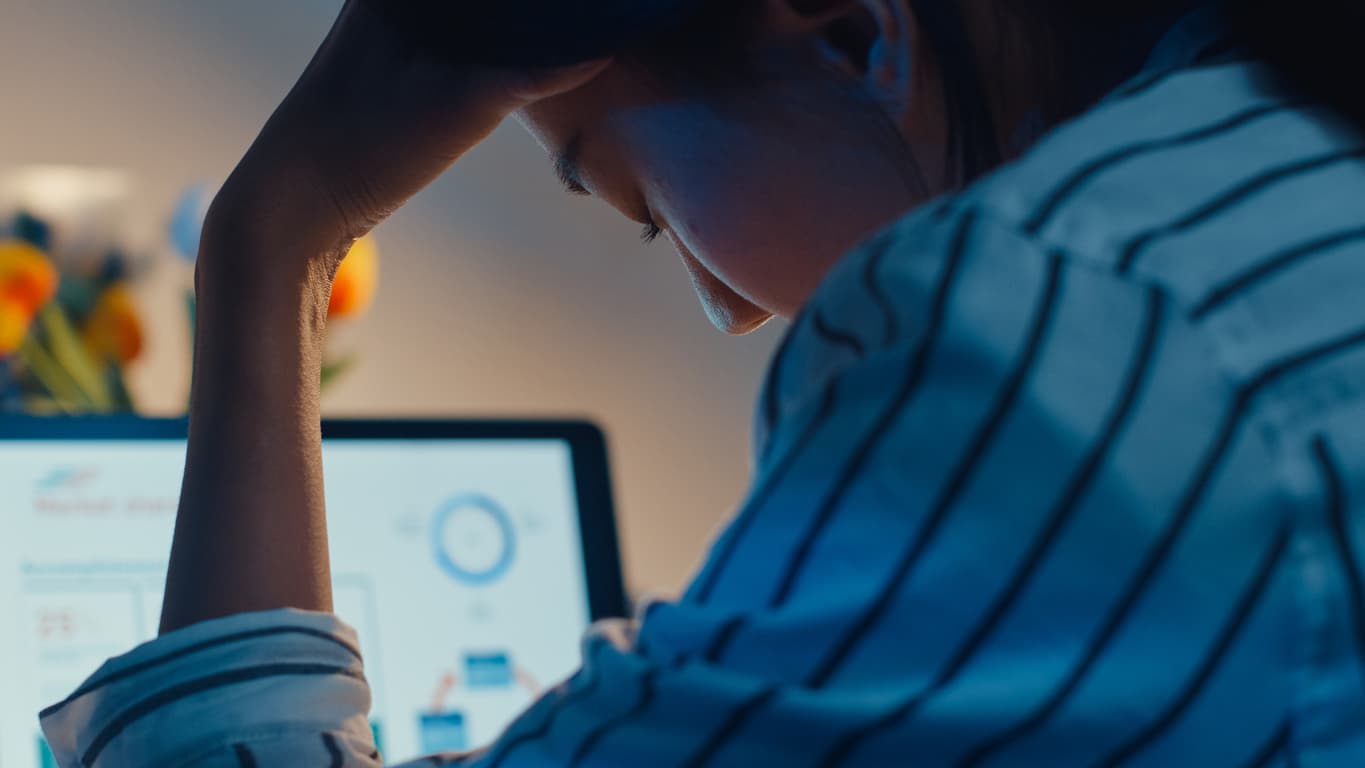 How to support overseas workers who are experiencing burnout